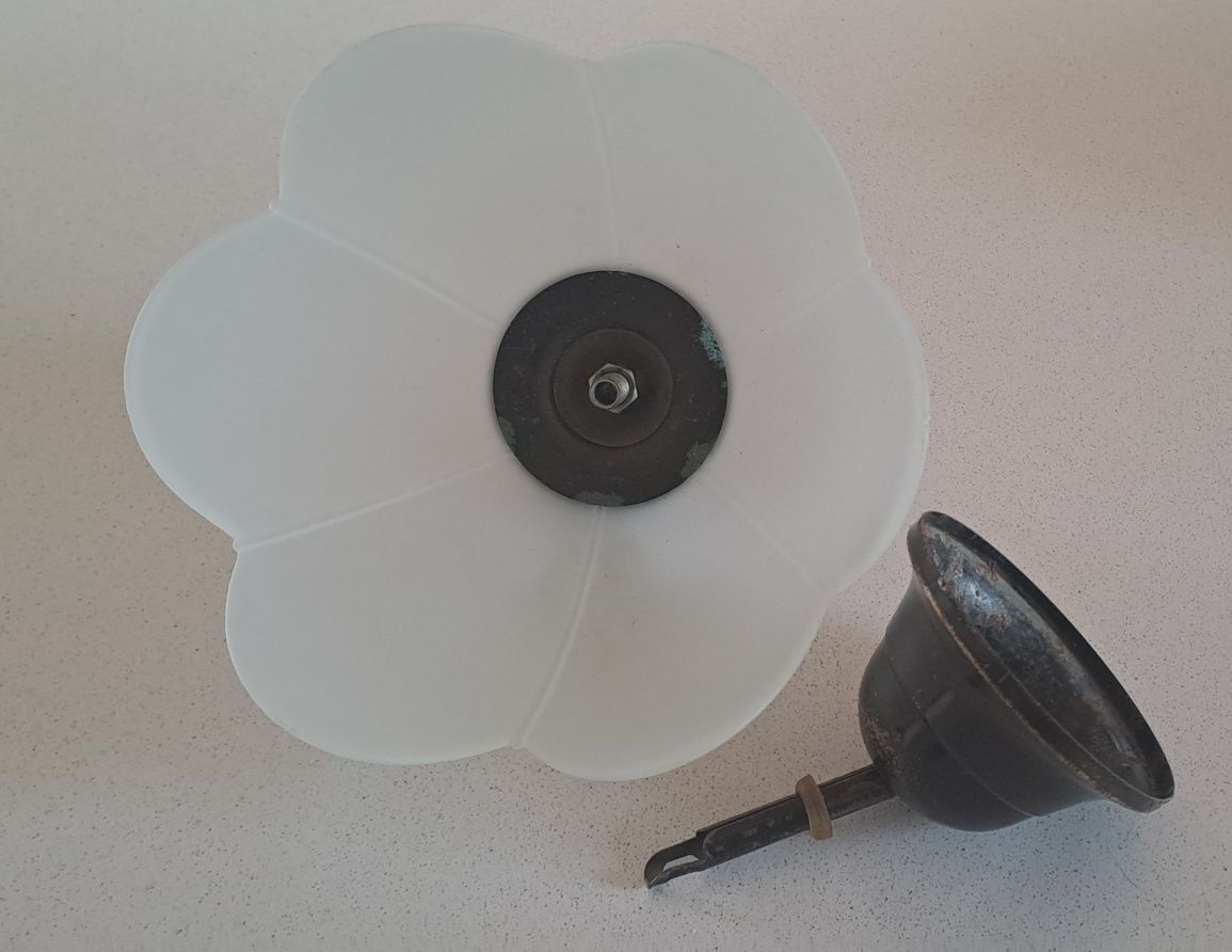 Candeeiro de tecto forma tulipa