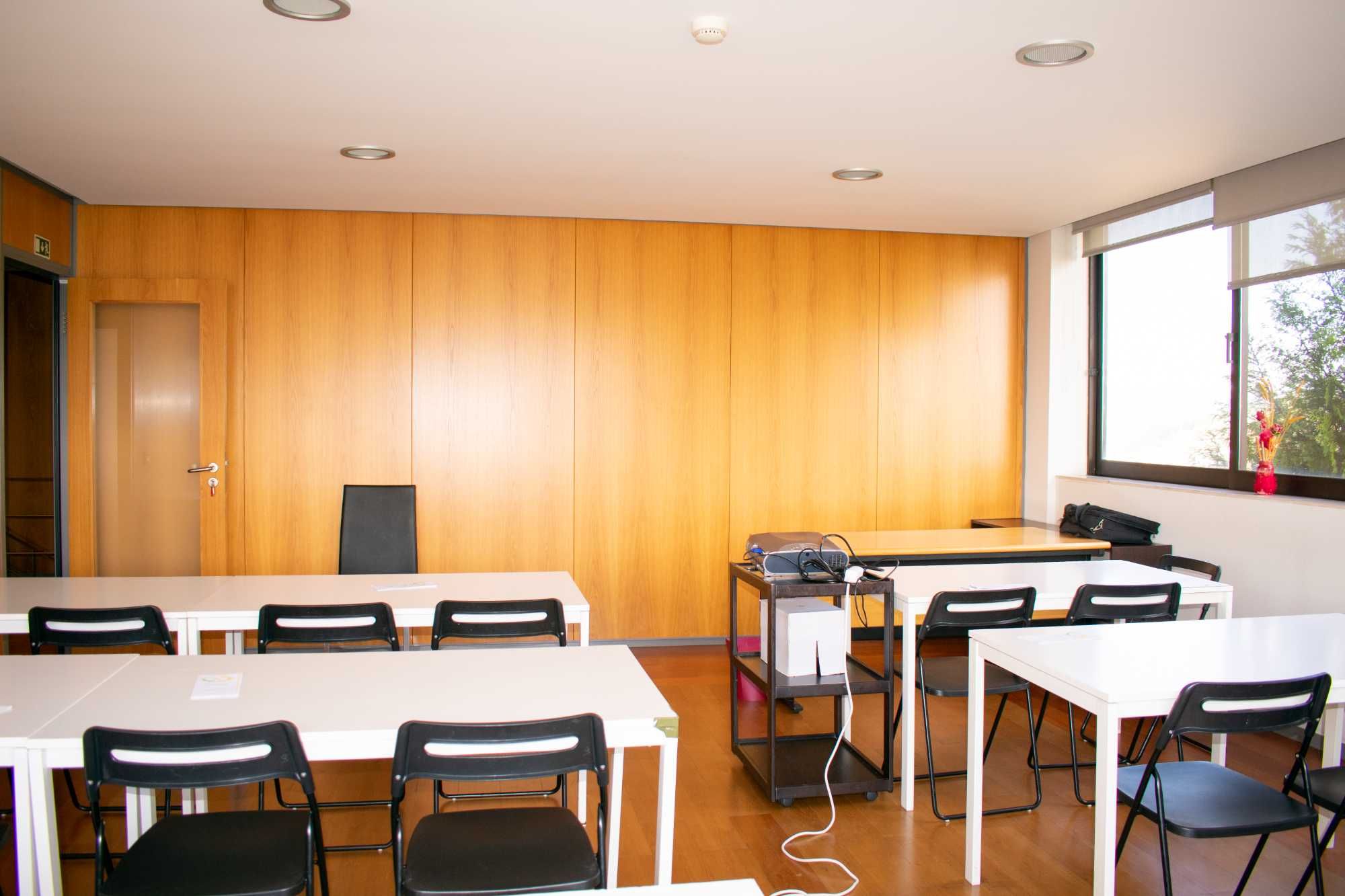 Centro empresarial arrenda escritórios