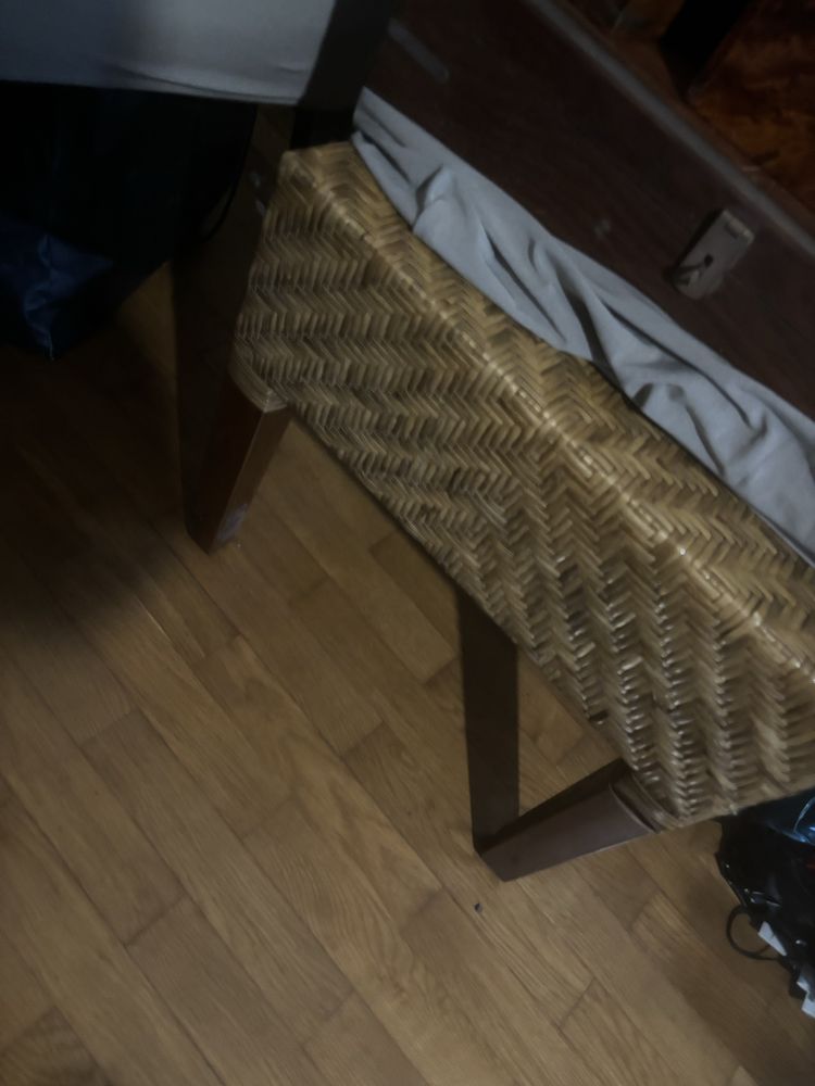 Variadas cadeiras de mesa