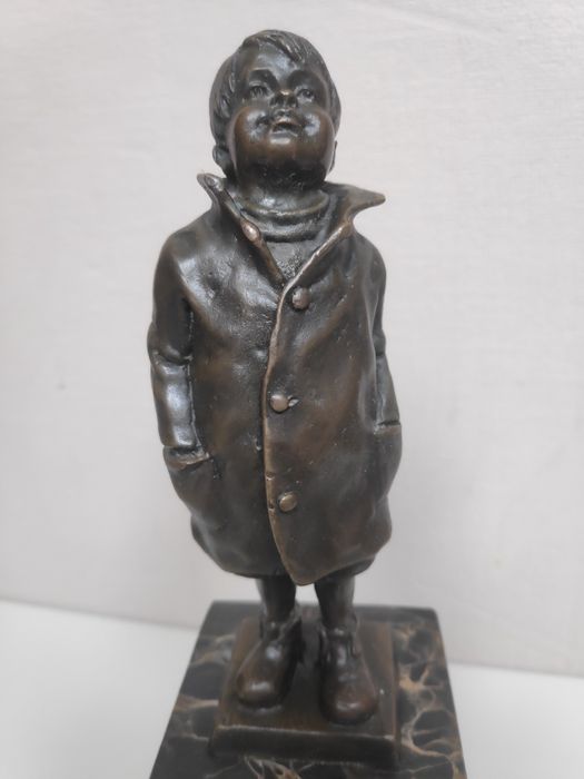 Figurka z brązu Chłopiec