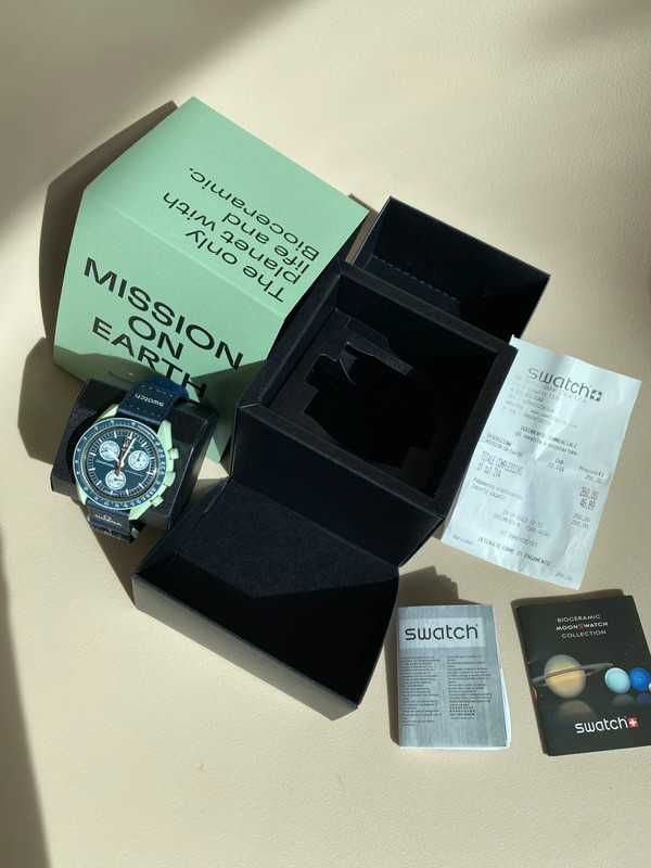 Omega x Swatch MoonSwatch SO33G100 - Stylowy Wygląd z Kolorami Ziemi