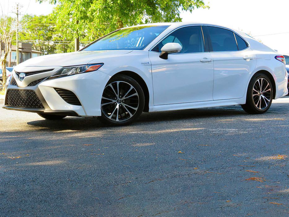 Toyota Camry Hybrid      2019