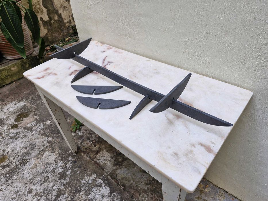 Suporte multifuncional em Valchromat preto — peça única de 1 metro