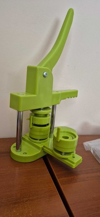 Станок для виготовлення значків