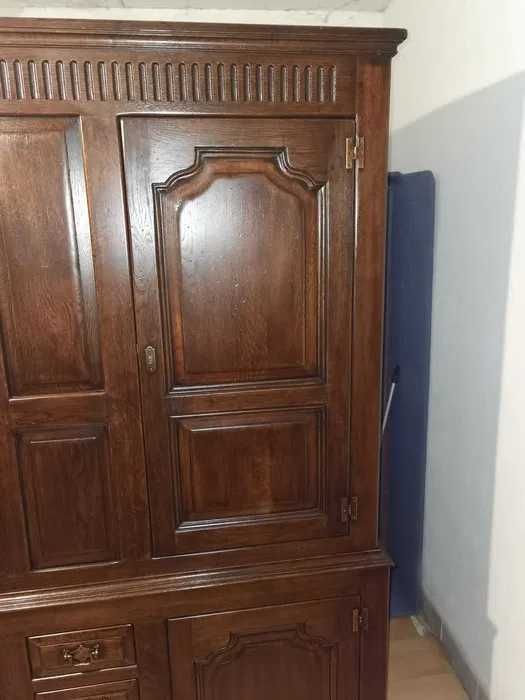 Piękna, masywna szafa wykonana z drewna
