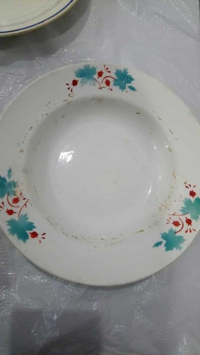 Тарілки глибокі плоскі ретро миски