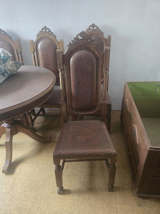 Cadeiras em couro e madeira macica de castanho