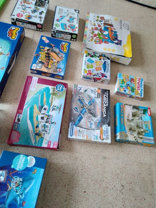 Diversos brinquedos jogos puzzles