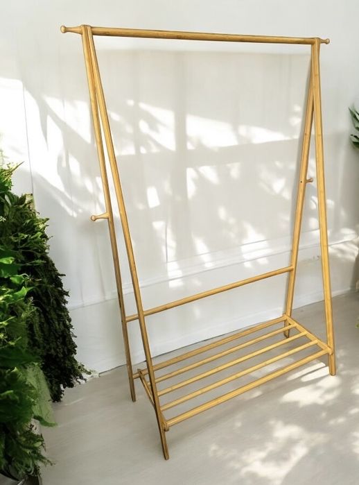 Дерев’яна вішалка для одягу