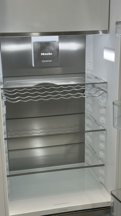 Вбудований холодильник K7748D.  2024 рік. Стан ідеальний! Як новий !!