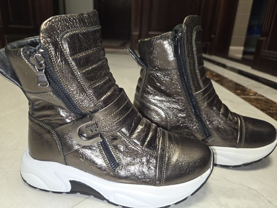 Нові Зимові чоботи для дівчинки,34 розмір, на замочку,,всередині хутро