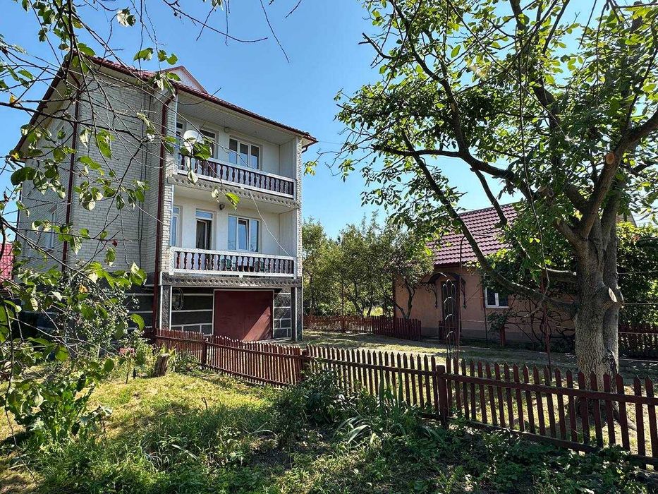 Продаж 2 пов будинку з 2 гаражеми і ділянкою на 12 соток, 236.5 кв.