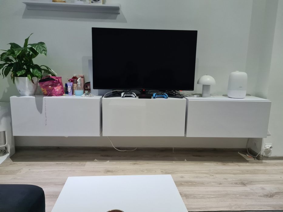 Trzy szafki podwieszane