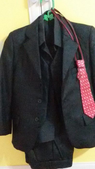 Костюм тройка, с рубашкой и галстуком,в идеальном состоянии