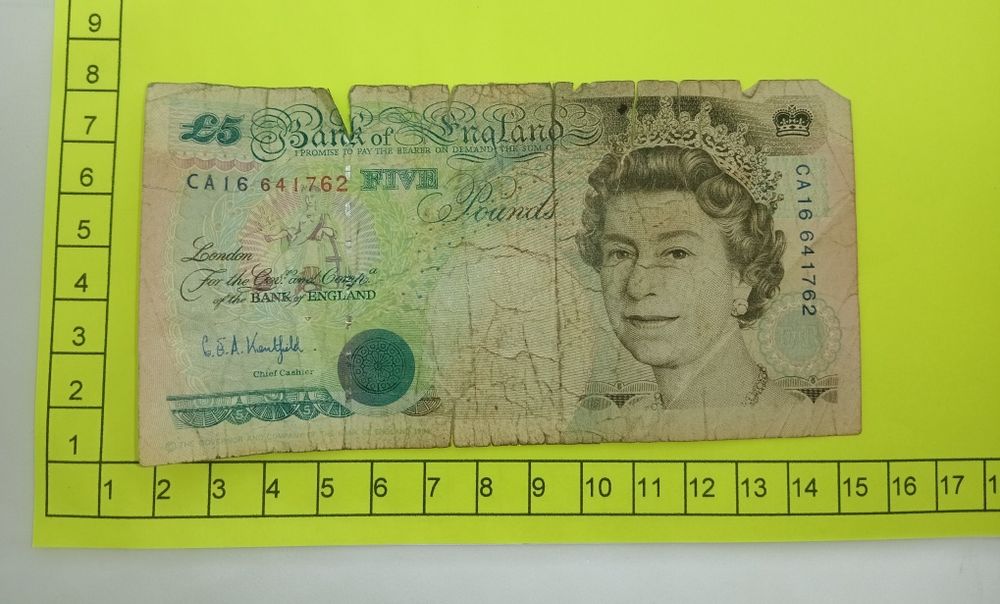 Stary banknot Pięć funtów 1990