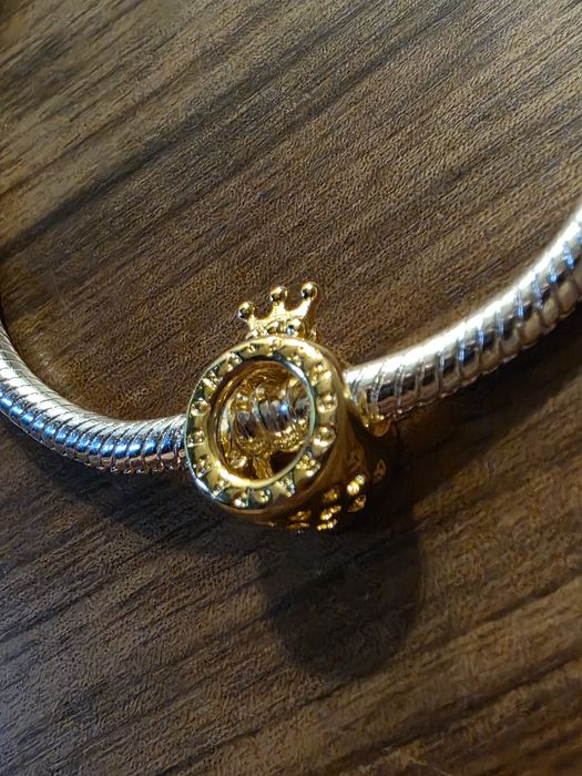 Charms Pandora O w koronie złota