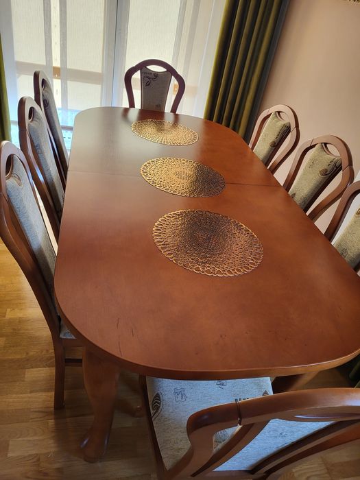 Rozkładany stół z 12 krzesłami