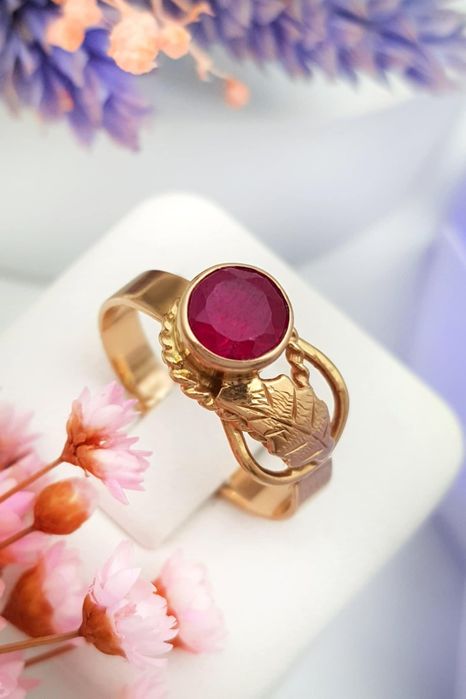 Złoty pierścionek z czerwonym oczkiem