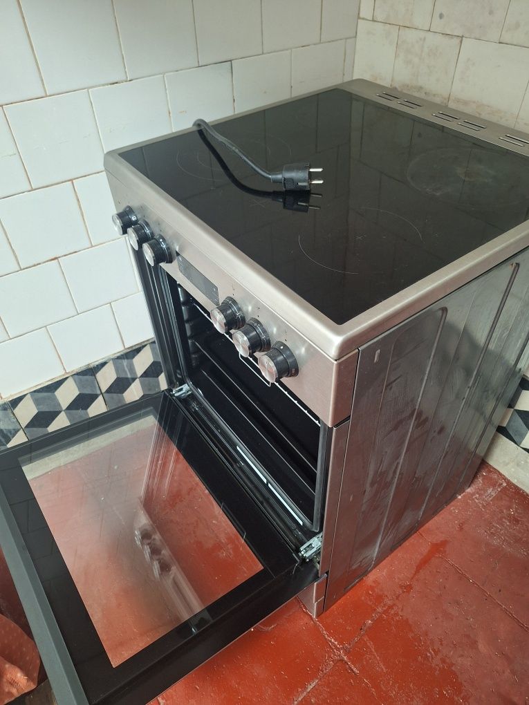 Vendo fogão com forno eléctrico belko em óptimo estado por 50 euros