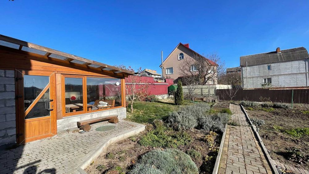 Продається будинок з ділянкою,банею. Зручна локація.