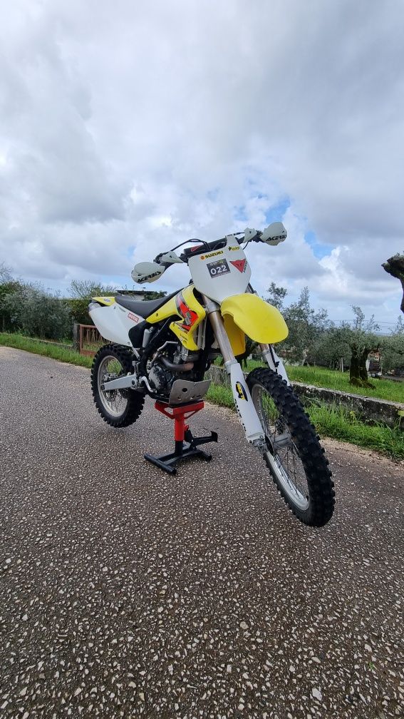 Suzuki RMZ-250 de 2005 matriculada