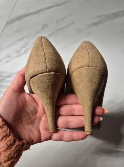 Buty na obcasie nude zamszowe