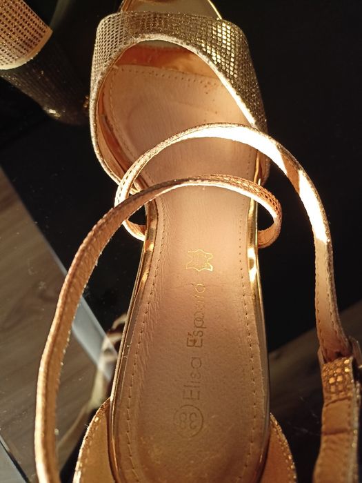 Sandały na słupku 38