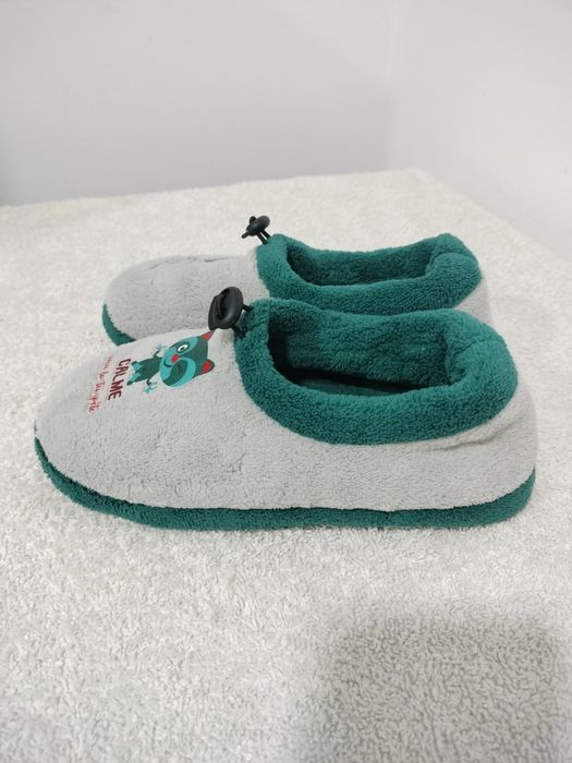 Vende se pantufas novas para menino