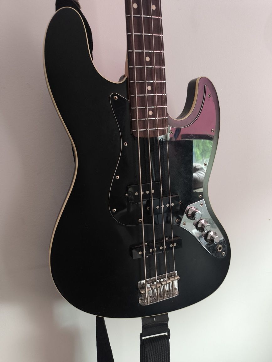 Matowy Fender Aerodyne Jazz Bass Japan