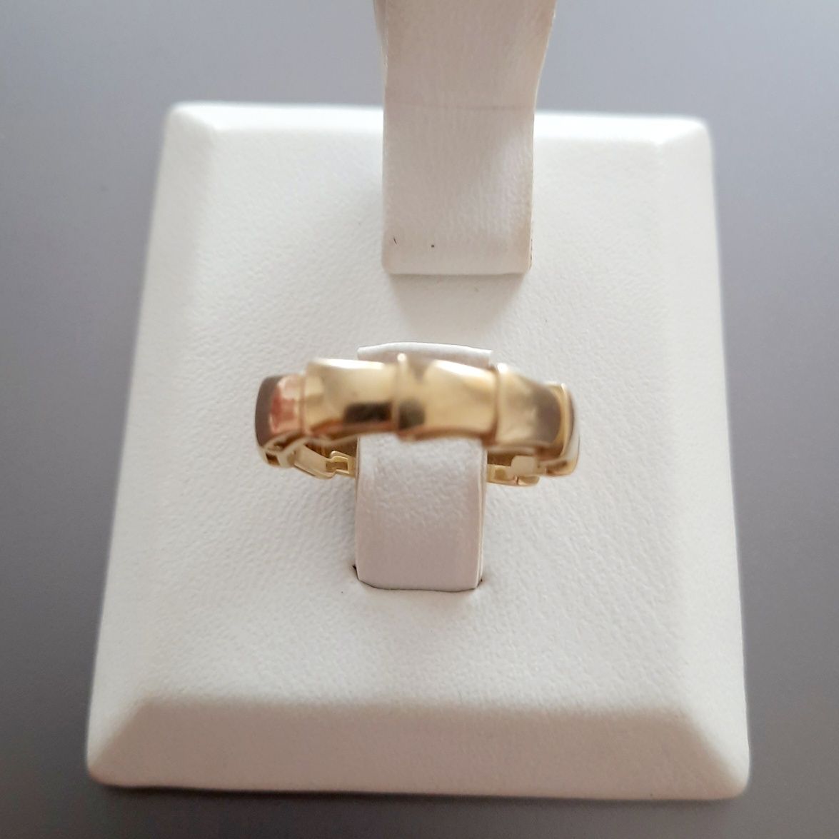 Золотое кольцо каблучка жёлтое золото в стиле Bvlgari