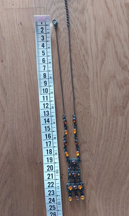 Colar com pedras alaranjadas