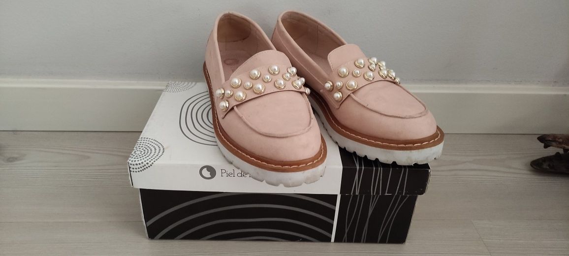 Sapato rosa com pérolas