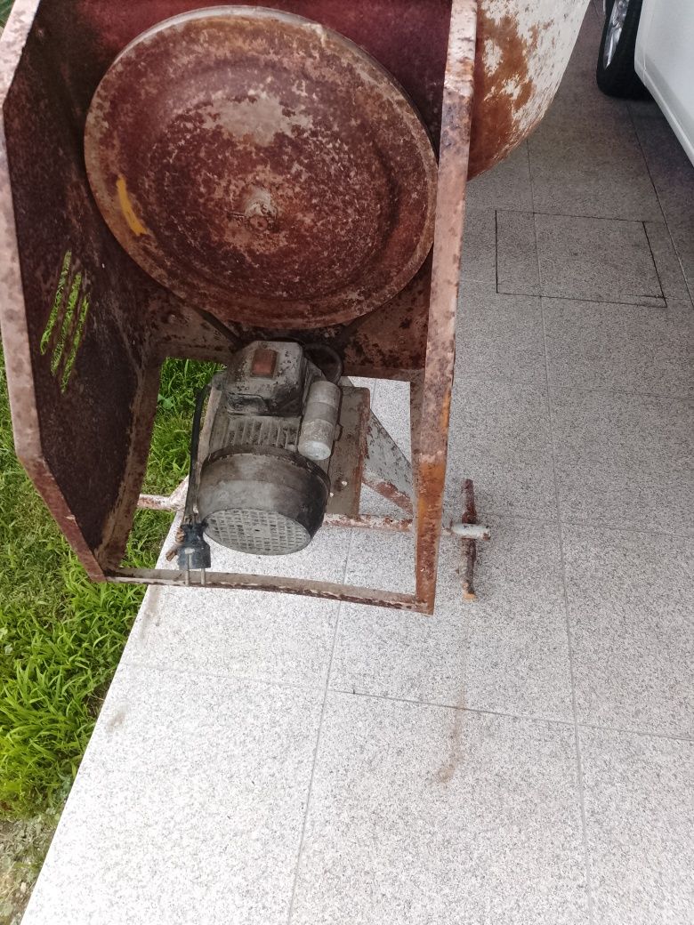 Betoneira usada em mau estado