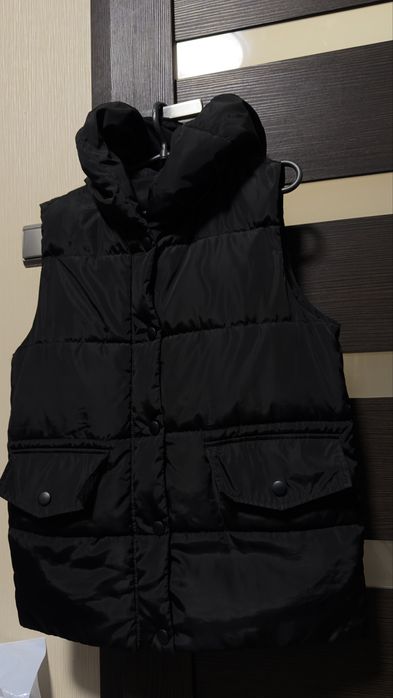 Продаю желетку демісезон с капюшоном продовгувата