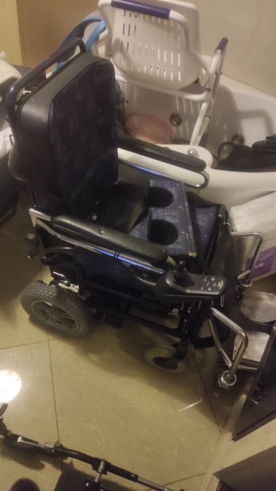 Wózek elektryczny i  pionizator automatyczny medyczny rehabilita