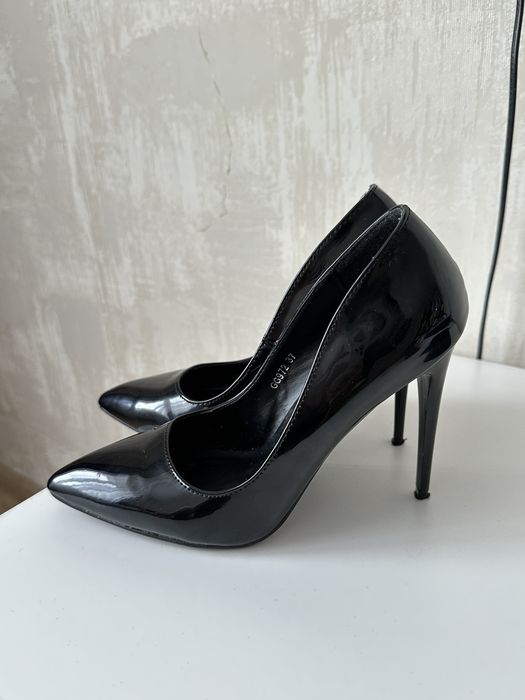 Туфлі лодочки лакові 37 розмір