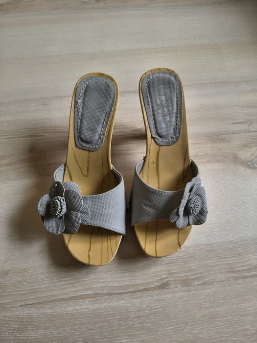 Klapki damskie na obcasie