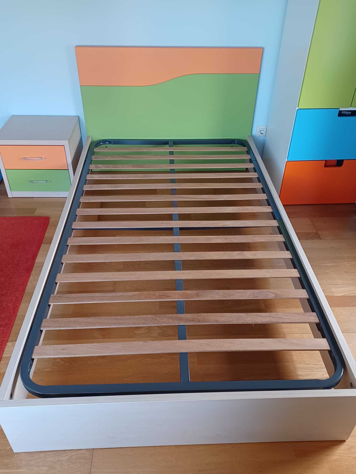 Quarto de criança completo com cama, cabeceira e armário