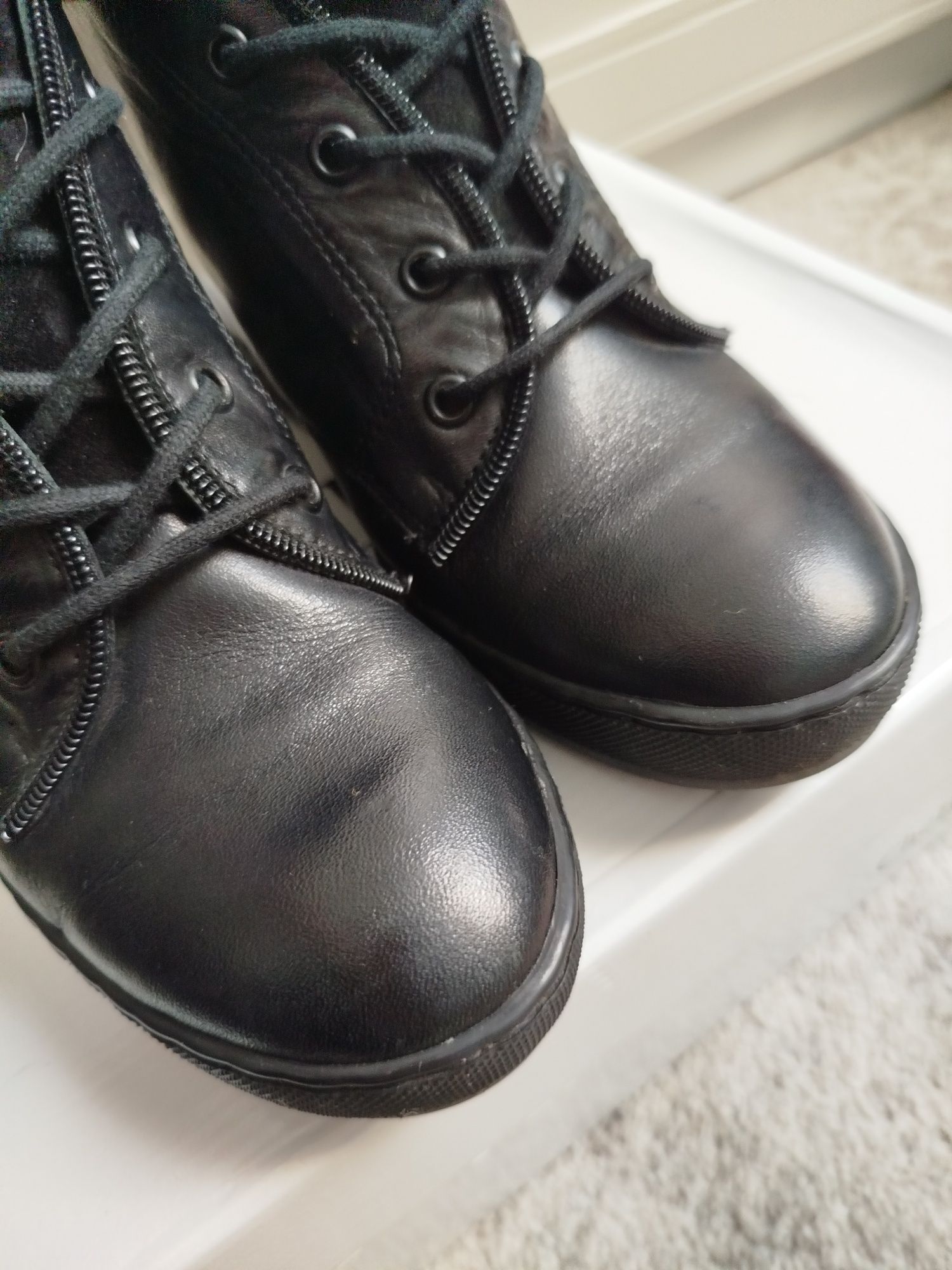 Sneakersy na koturnie Carinii 40 czarne
