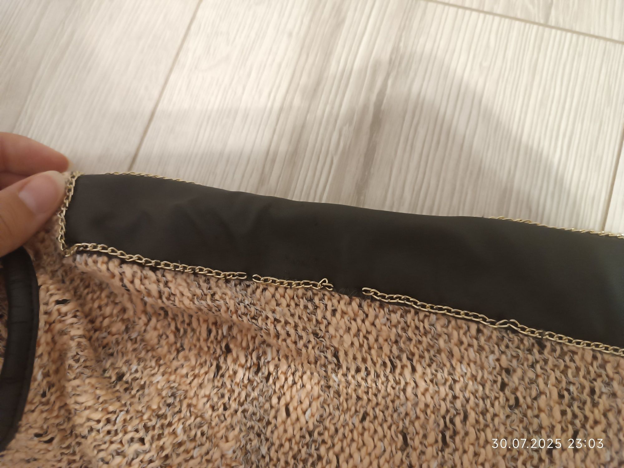 Sweter brązowy z czarnymi wstawkami S łososiowy
