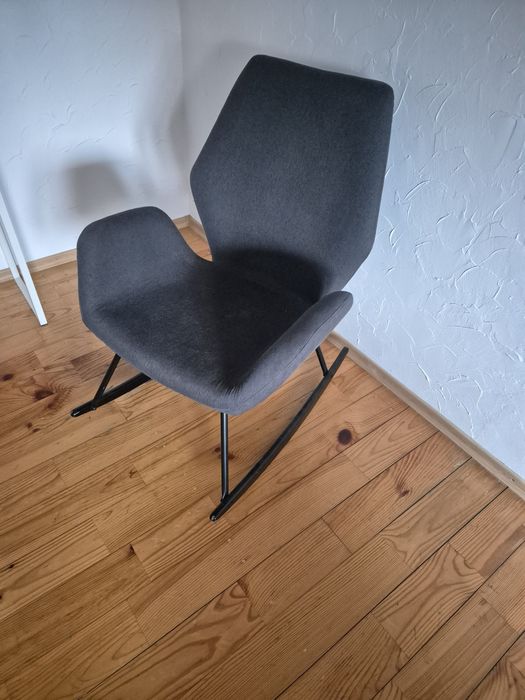 Fotel bujany w kolorze grafitowym