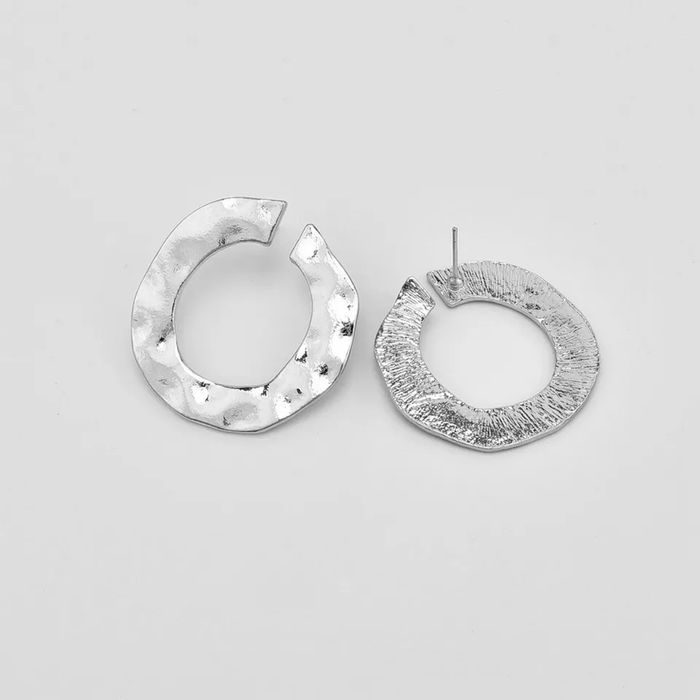 Brincos prateados variados