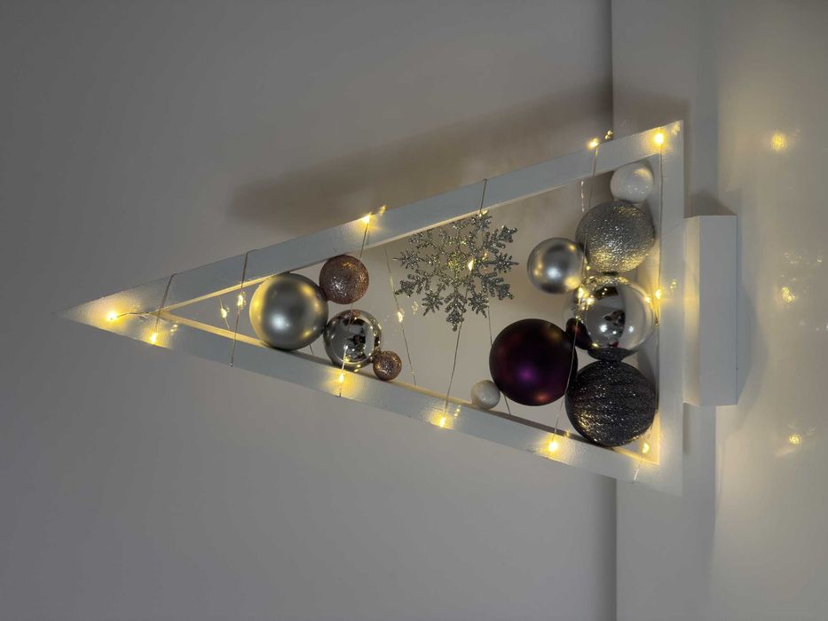 Drewniana choinka z bombkami i światełkami LED