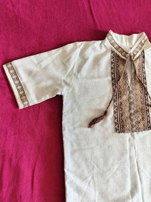 Продам дві дуже гарні вишиванки  - дитяча рубашка і жіноча сукня.