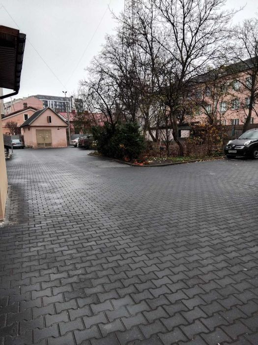 Оренда в центрі 2-х  квартири з студією-кухнею