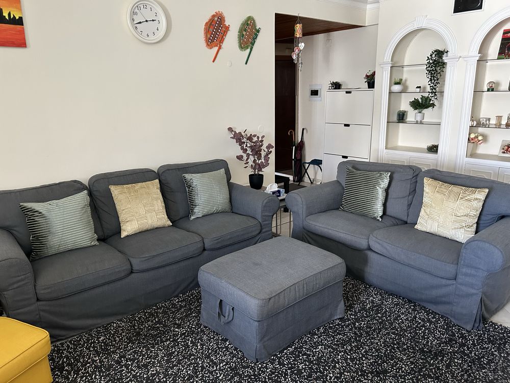 2 sofás IKEA com apoio para pés
