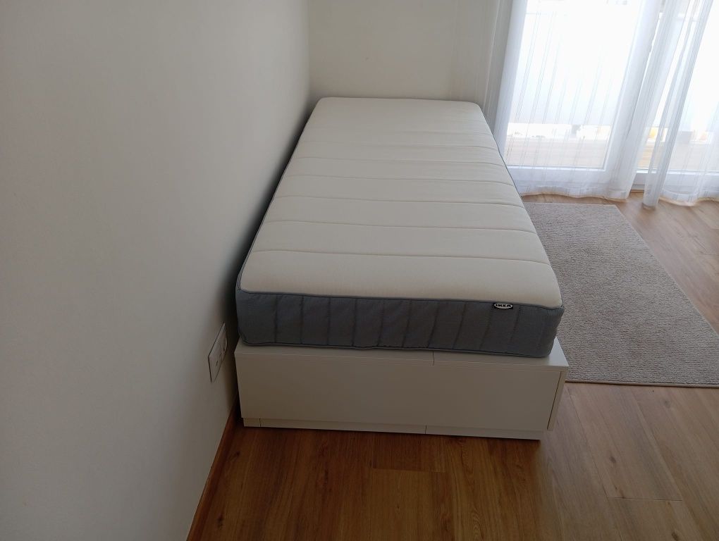 Cama com colchão incluído