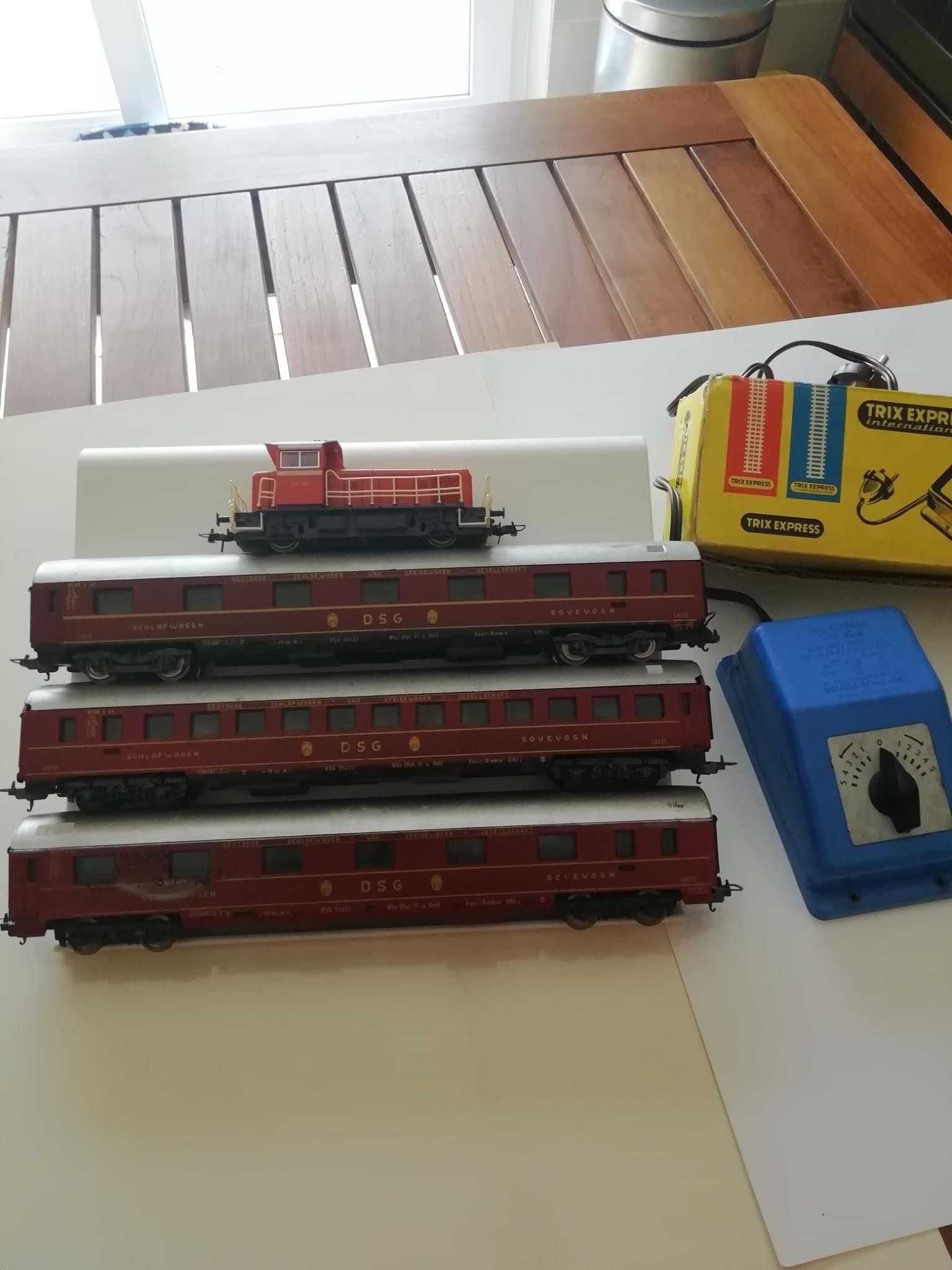 3 carruagens HO e locomotiva ROCO BR80