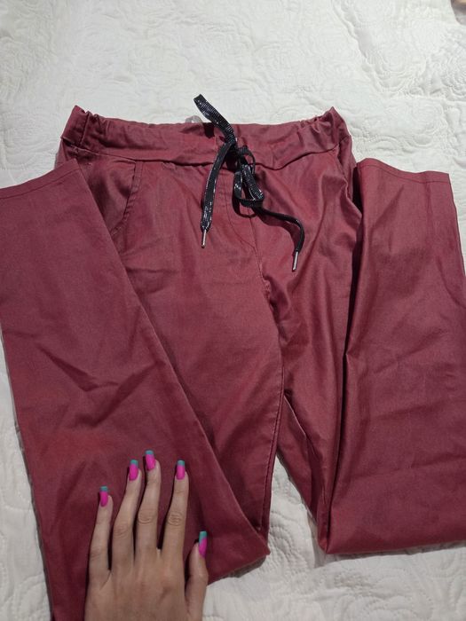 Włoskie woskowane spodnie burgundowe w kolorze wina wiązane casual