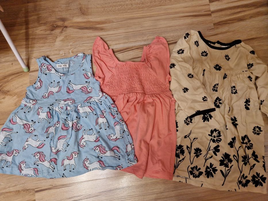 Trzy sukienki niemowlęce